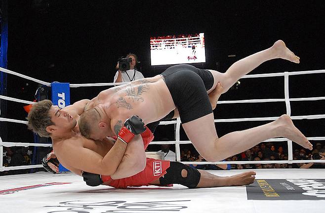 2007년 K-1 히어로즈 다이너마이트 USA 대회에서 브락 레스너가 ‘미스터 샤크’ 김민수를 태클로 넘어뜨리고 있다. [게티이미지]