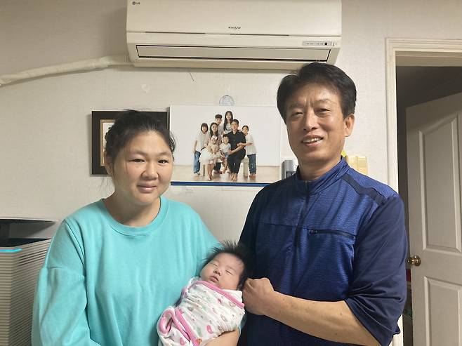 서울 동대문구 회기동에 사는 양영준(오른쪽)·김운자 씨 부부가 태어난 지 50일가량 된 막내딸을 안고 웃고 있다.  손인규 기자