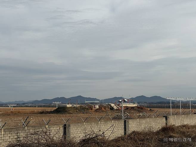 23일 무안국제공항 활주로에 남아있는 콘크리트 로컬라이저(둔덕)의 모습. 무안=정주원 기자