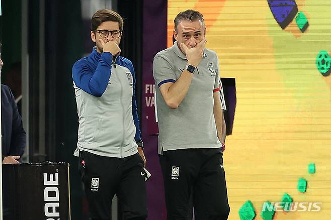 [도하(카타르)=뉴시스] 백동현 기자 = 5일(현지시간) 카타르 도하 스타디움 974에서 열린 2022 카타르 월드컵 16강전 브라질과 대한민국의 경기, 파울루 벤투 감독과 세르지우 코스타 코치가 대화하고 있다. 2022.12.06. livertrent@newsis.com
