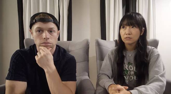 [뉴시스] 225만 구독자를 보유한 유튜버 올리버쌤이 26일 유튜브 채널을 통해 미국 생활의 어려움을 전했다. 사진은 올리버쌤(왼)과 그의 아내. (사진 = '올리버쌤' 유튜브 캡처) 2025.12.28. *재판매 및 DB 금지