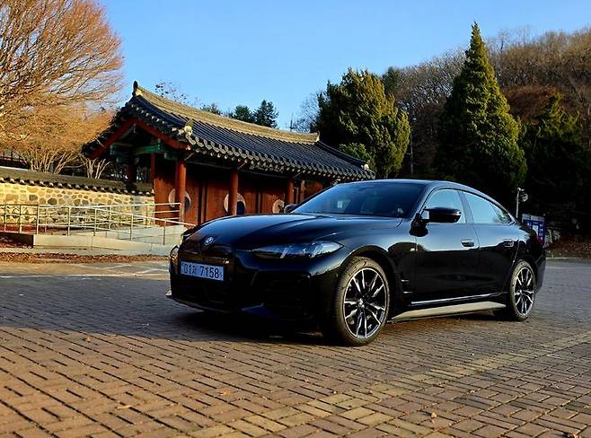 경기 파주시 ‘율곡선생 유적지’ 앞에 선 BMW의 ‘i4 M50 Gran Coupe’.  *재판매 및 DB 금지