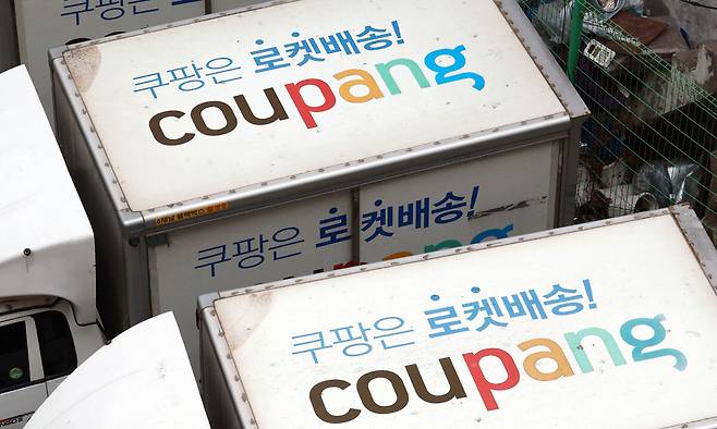 서울 시내 한 주차장에 주차된 쿠팡 배송 차량. 연합