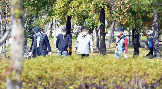 섬망 예방에는 탈수를 피하고 수면&ndash;각성 주기를 유지하는 것이 중요하다. 낮에는 활동과 빛 노출을 늘리고, 밤에는 어둡고 조용한 환경을 만들어야 한다. 사진은 공원에서 산책하는 사람들 ⓒ뉴시스