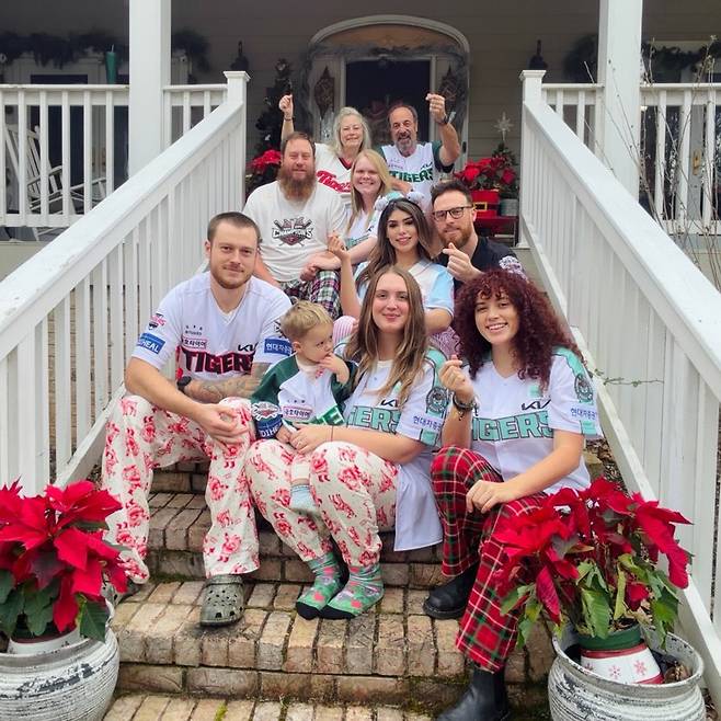 ▲ KIA 유니폼을 입고 촬영에 나선 애덤 올러 가족 ⓒ애덤 올러 SNS