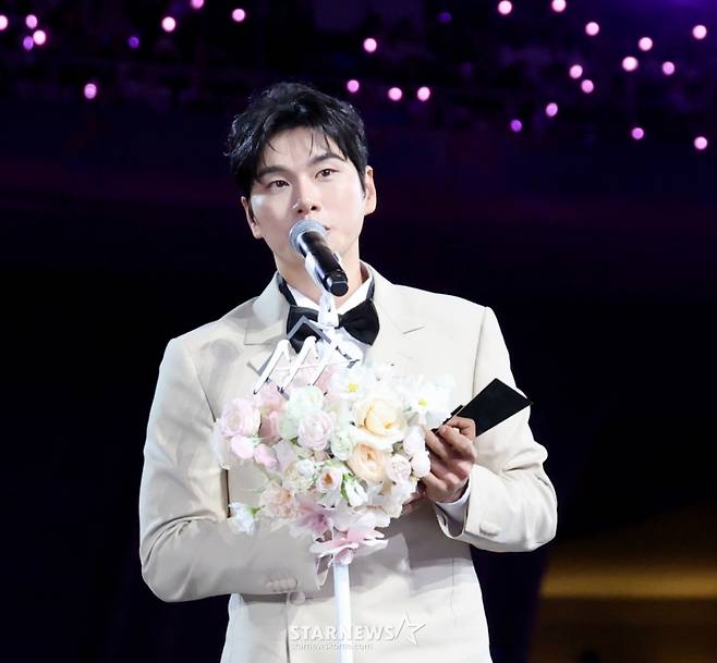 이이경이 지난 6일 가오슝 내셔널 스타디움에서 진행된 스타뉴스 주최 '10주년 아시아 아티스트 어워즈 2025(10th Anniversary Asia Artist Awards 2025, '10주년 AAA 2025')에서 베스트 초이스 수상 소감을 전하고 있다.  /사진=강영조 cameratalks@