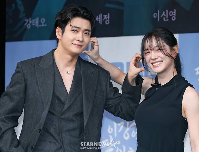 배우 강태오, 김세정이 30일 오전 서울 마포구 상암동 MBC 사옥에서 진행된 금토드라마 '이강에는 달이 흐른다' 제작발표회에 참석해 포즈를 취하고 있다. /2025.10.30 /사진=이동훈 photoguy@