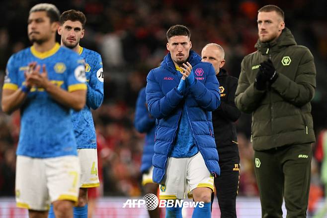 28일 리버풀전 패배 이후 아쉬워하고 있는 울버햄튼 선수들. /AFPBBNews=뉴스1