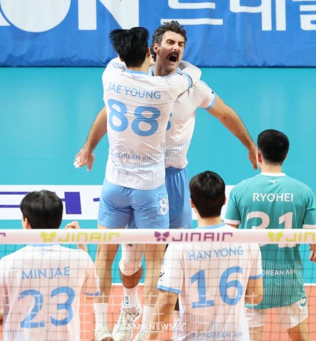 2025-2026 V-리그 남자부 우리카드 대 대한항공 경기가 28일 서울 장충체육관에서 열렸다. 대한항공 러셀이 서브 에이스로 득점한 후 환호하고 있다. /사진=김진경 대기자