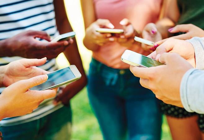 호주가 세계 최초로 16세 미만 청소년의 소셜네트워크서비스(SNS) 사용을 금지하는&nbsp;조치를 시행했다. GETTYIMAGES