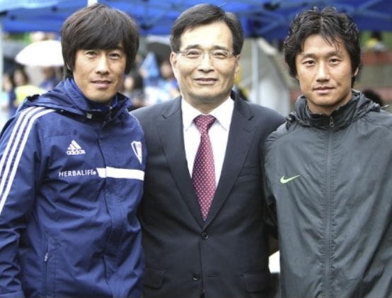 2013년 아주대학교 인조잔디 구장 개장 경기에서 서정원 당시 수원 삼성 감독, 안재환 당시 아주대 총장, 이정효 당시 아주대 감독(왼쪽부터). 사진=네이버카페 착한 남자의 축구사랑