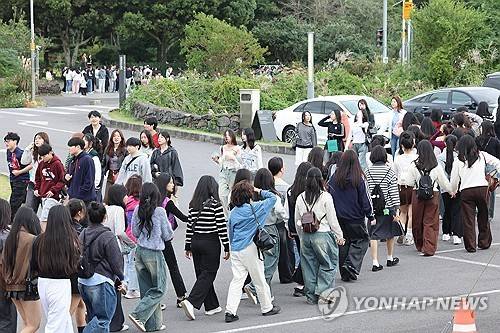 제주도 서귀포시 오설록 녹차밭으로 수학여행을 온 학생들 [연합뉴스 자료사진]