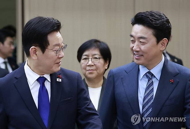 이재명 대통령, 복지부·식약처 업무보고 입장 (세종=연합뉴스) 김도훈 기자 = 이재명 대통령과 강훈식 비서실장이 16일 정부세종컨벤션센터에서 열린 보건복지부(질병관리청)·식품의약품안전처 업무보고에 입장하고 있다. 가운데는 정은경 복지부 장관. 2025.12.16 [대통령실통신사진기자단] superdoo82@yna.co.kr