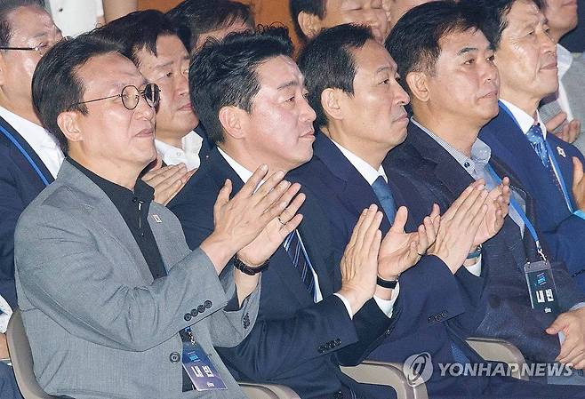 민주당 전당대회 참석한 김민석 국무총리 (고양=연합뉴스) 김주성 기자 = 김민석 국무총리(왼쪽부터), 강훈식 대통령 비서실장, 우상호 정무수석, 김병욱 정무비서관이 2일 고양 킨텍스에서 열린 더불어민주당 전국당원대회에서 손뼉치고 있다. 2025.8.2 [공동취재] utzza@yna.co.kr