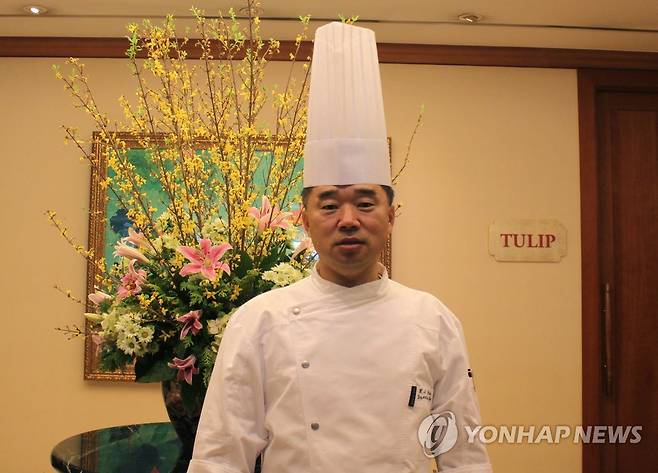 세종호텔 총주방장 겸 전무로 영입된 박효남씨 (서울=연합뉴스) 밀레니엄 서울힐튼호텔 총주방장으로 재직해 온 박효남 씨가 최근 세종호텔 총주방장 겸 전무이사로 영입됐다. 2015.2.8 << 세종호텔 제공 >> photo@yna.co.kr