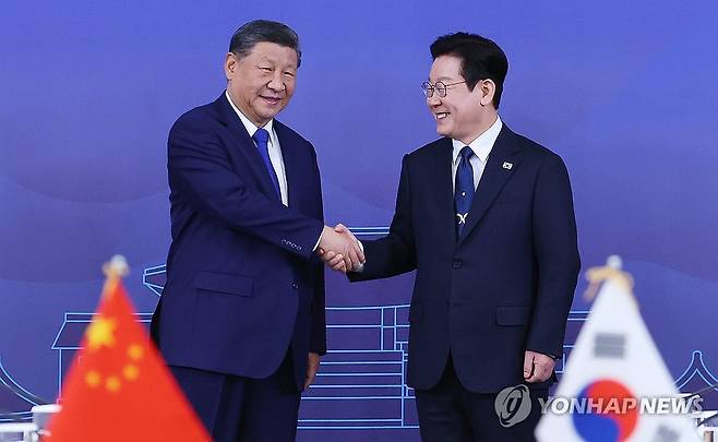 악수하는 한중정상, (경주=연합뉴스) 김도훈 기자 = 이재명 대통령과 시진핑 중국 국가주석이 1일 경북 국립경주박물관에서 한중 정상회담에 앞서 악수하고 있다. 2025.11.1 superdoo82@yna.co.kr