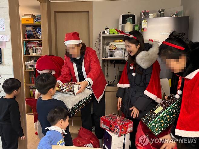 크리스마스 선물 전달 (서울=연합뉴스) 강민지 인턴기자 = 지난 24일 취약계층 아동에게 크리스마스 선물을 전달하는 모습. 2025.12.28