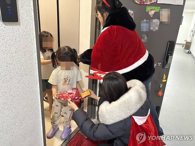 크리스마스 선물 전달 (서울=연합뉴스) 강민지 인턴기자 = 지난 24일 취약계층 아동에게 크리스마스 선물을 전달하는 모습. 2025.12.28