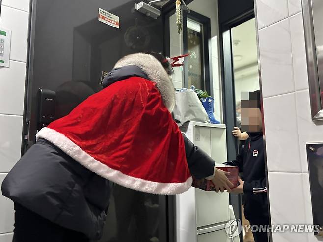 크리스마스 선물 전달 (서울=연합뉴스) 강민지 인턴기자 = 지난 24일 취약계층 아동에게 기자가 크리스마스 선물을 전달하고 있다. 2025.12.28