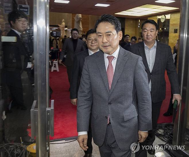 24시간 필리버스터 뒤 당 대표실로 향하는 장동혁 (서울=연합뉴스) 황광모 기자 = 국민의힘 장동혁 대표가 23일 내란전담재판부법에 반대해 국회 본회의장에서 24시간 동안 홀로 국회 본회의장에서 무제한 토론(필리버스터)를 마친 뒤 국민의힘 대표실로 이동하고 있다.  2025.12.23 hkmpooh@yna.co.kr