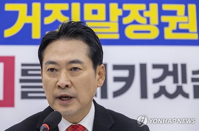 기자간담회에서 현안 관련 발언하는 국민의힘 장동혁 대표 (서울=연합뉴스) 황광모 기자 = 국민의힘 장동혁 대표가 28일 국회에서 열린 기자간담회에서 통일교 특검과 내란전담재판부법, 민주당의 3대 특검 종합 특별검사 추진과 관련한 발언을 하고 있다. 2025.12.28 hkmpooh@yna.co.kr