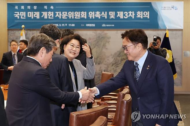 우원식 의장, 개헌 자문위 위촉 (서울=연합뉴스) 김주성 기자 = 우원식 국회의장이 17일 서울 여의도 국회에서 열린 '국민 미래 개헌 자문위원회 위촉식'에서 정재황·이목희·이혜훈 공동 위원장과 인사하고 있다. 2025.3.17 utzza@yna.co.kr