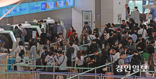 인천국제공항 등 국내 공항에 ‘유료 패스트트랙(출국 우대출구)’ 제도를 운용해야 한다는 목소리가 커지고 있다. 사진은 인천국제공항 제1여객터미널 출국장. /경인일보DB
