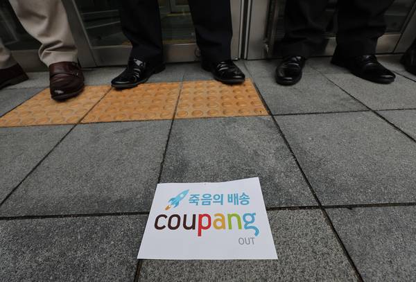 사진은 29일 서울 송파구 쿠팡 본사에 붙은 쿠팡 규탄 스티커. 2025.12.29 /연합뉴스