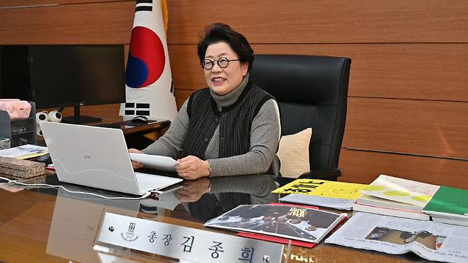 김종희 총장이 업무를 살피며 상명대의 새로운 100년을 설계하고 있다.(사진=정철희 기자)