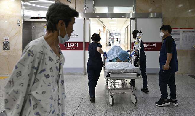 대구 한 종합병원에서 의료진이 환자를 중환자실로 이송하고 있다. 대구 지역 종합병원들은 전공의 복귀 이후 환자 이탈과 병상 가동률 하락이라는 이중 부담을 호소하고 있다.<영남일보 DB>