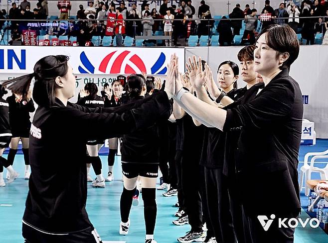 지난 26일 도로공사와의 경기를 치르고 있는 페퍼저축은행 선수단. KOVO 제공