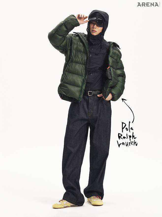 짙은 초록색 다운 재킷 가격미정 폴로 랄프 로렌, C.P. 컴퍼니와 협업한 유틸리티 베스트 가격미정 준야 와타나베 맨, 데님 팬츠 22만원 코스, 스니커즈 147만원 보테가 베네타, 벨트 29만5000원 렉토 제품.