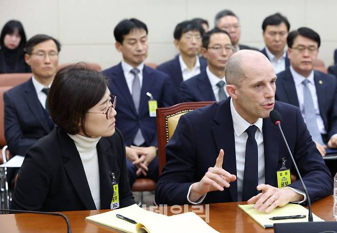 해롤드 로저스 쿠팡 대표이사가 서울 여의도 국회 과학기술정보방송통신위원회에서 열린 쿠팡 침해사고 관련 청문회에 출석, 질의에 답변하고 있다. 사진=이데일리 DB