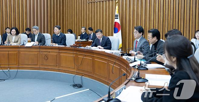 지난 22일 서울 여의도 국회에서 열린 제430회국회(임시회) 감사원장(김호철) 임명동의에 관한 인사청문특별위원회 제1차 전체회의에서 정점식 위원장이 회의를 주재하고 있다. 2025.12.28/뉴스1 ⓒ News1 이승배 기자