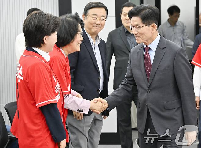 지난 5월 18일 당시 김문수 국민의힘 대통령 후보가 서울 여의도 국민의힘 중앙당사에서 '경제를 판갈이 합니다! 새롭게 대한민국' 경제 공약 발표를 위해 입장하며 이혜훈 전 의원과 악수하고 있는 모습. (공동취재) 2025.5.18/뉴스1 ⓒ News1 안은나 기자