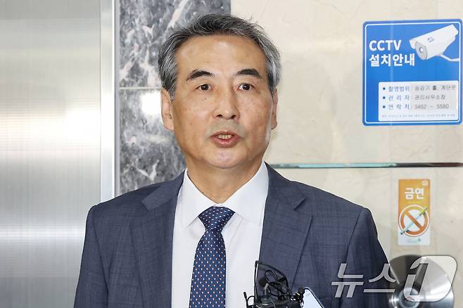 윤석열 전 대통령의 부인 김건희 여사 의혹 관련 사건을 맡은 민중기 특별검사가 17일 오전 서울 서초구 사무실에서 취재진의 질문에 답변하고 있다. 2025.6.17/뉴스1 ⓒ News1 민경석 기자