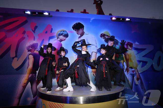 경기 용인시 에버랜드 내 케이팝 데몬 헌터스 팝업존에서 저승사자 의상을 차려 입은 관람객들이 기념촬영하고 있다. ⓒ News1 장수영 기자