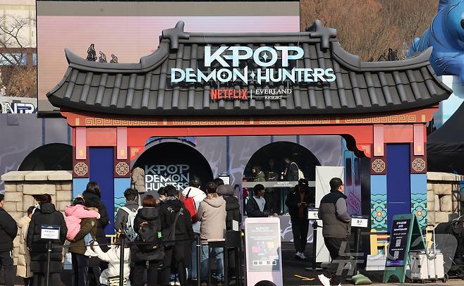 경기 용인시 에버랜드 내 케이팝 데몬 헌터스 팝업존을 찾은 관람객들이 입장을 위해 줄을 서고 있다. ⓒ News1 장수영 기자