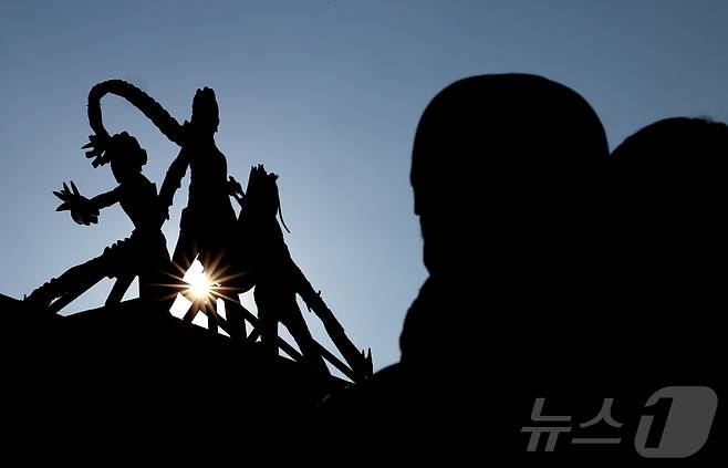 경기 용인시 에버랜드 내 케이팝 데몬 헌터스 팝업존을 찾은 관람객들이 조형물을 관람하고 있다. ⓒ News1 장수영 기자