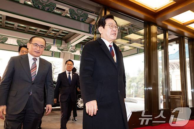 이재명 대통령이 청와대 공식 근무를 시작한 29일 청와대 본관에 도착해 차에서 내려 위성락 안보실장 등과 입장하고 있다. (청와대통신사진기자단) ⓒ News1 허경 기자