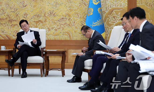 이재명 대통령이 29일 대통령실 이전 작업이 마무리된 청와대로 출근한 뒤 위성락 안보실장, 김용범 정책실장을 비롯한 참모들과 차담을 하고 있다. (청와대통신사진기자단) 2025.12.29/뉴스1 ⓒ News1 이재명 기자