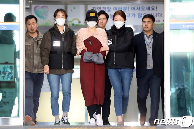 필로폰 투약 혐의로 구속된 황하나씨(31)가 12일 오전 경기도 수원시 영통구수원남부경찰서에서 수원지방검찰청으로 송치되고 있다. 2019.4.12/뉴스1 ⓒ News1 조태형 기자