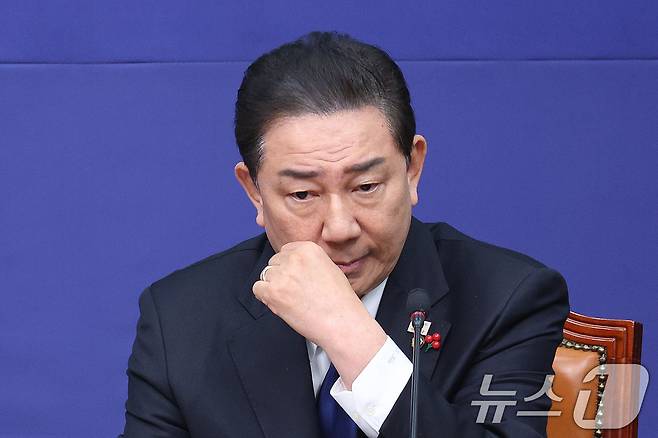 김병기 더불어민주당 원내대표가 지난 24일 서울 여의도 국회에서 열린 최고위원회의에서 생각에 잠겨 있다. 2025.12.24/뉴스1 ⓒ News1 신웅수 기자