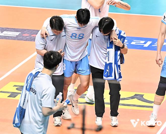 대한항공 임재영(가운데)이 28일 우리카드전에서 왼쪽 무릎 부상으로 부축을 받으며 코트를 빠져 나가고 있다. 사진 | 한국배구연맹