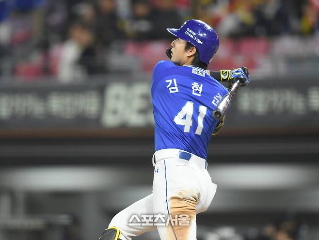 삼성 김현준이 23일 광주-기아 챔피언스 필드에서 열린 KIA와 2024 KBO 한국시리즈 2차전 6회초 1사1,2루 1타점 좌중간 안타를 치고 있다. 광주 | 최승섭기자 thunder@sportsseoul.com