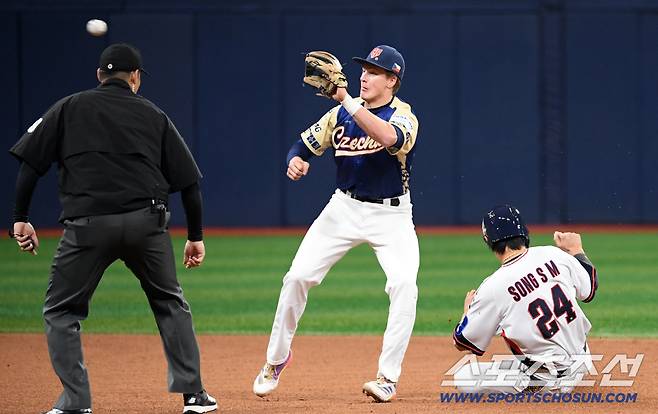 2025 K-BASEBALL SERIES 대한민국과 체코의 평가전이 8일 고척스카이돔에서 열렸다. 1회말 1사 1루 송성문이 2루를 훔치고 있다. 고척=박재만 기자 pjm@sportschosun.com/2025.11.08/