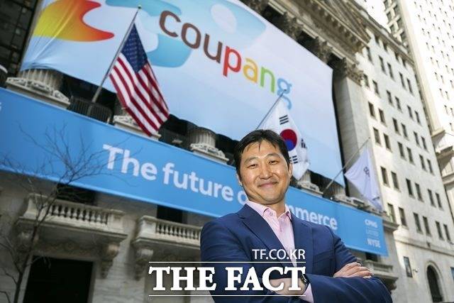 쿠팡의 실소유주인 김범석 쿠팡 Inc. 이사회 의장이 28일 고객 개인정보 유출 사태가 터진 지 한 달 만에 사과문을 발표했다. 이후 쿠팡은 하루가 지난 29일 피해 보상안도 전격 발표했다. /AP.뉴시스