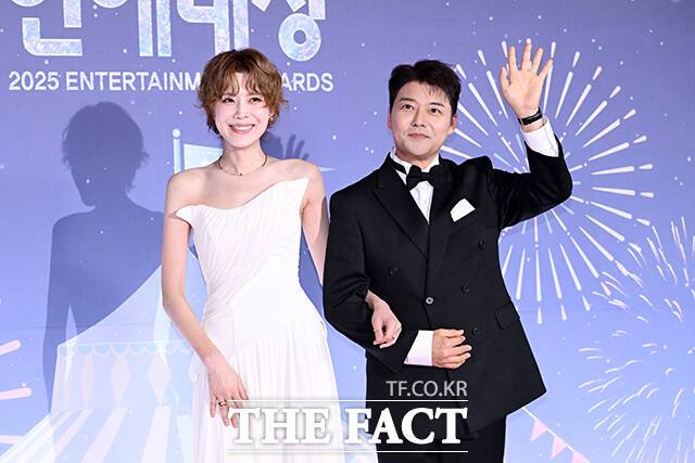 방송인 장도연(왼쪽)과 전현무가 29일 오후 서울 마포구 MBC 미디어센터에서 열린 ‘2025 MBC 방송연예대상’ 레드카펫에 참석해 포즈를 취하고 있다. /서예원 기자