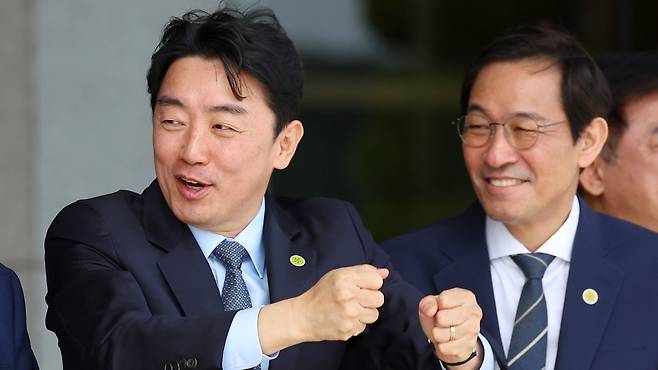 강훈식(왼쪽) 대통령 비서실장과 우상호 정무수석이 지난 9월 성남 서울공항에서 유엔(UN)총회 참석을 위해 미국 뉴욕으로 출국하는 이재명 대통령을 기다리며 대화를 하고 있다. 여권에선 충남 아산을 3선 의원 출신인 강 실장이 내년 6·3 지방선거에서 대전·충남 통합 단체장에, 우 수석이 강원지사에 출마할 것이란 관측이 나오고 있다./연합뉴스