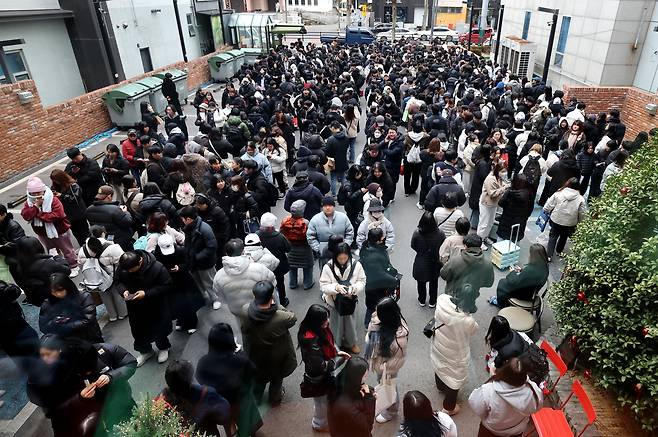 지난 23일 겨울 한정 케이크 ‘딸기시루’ 판매가 시작된 대전 대표 빵집 성심당에 인파가 몰리며, 대기 시간이 5시간을 넘기기도 했다. /신현종 기자